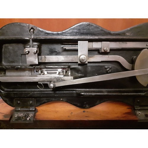 175 - Two vintage Singer sewing machines comprising a 1908 model in an oak case serial no:V125208 and a 19... 