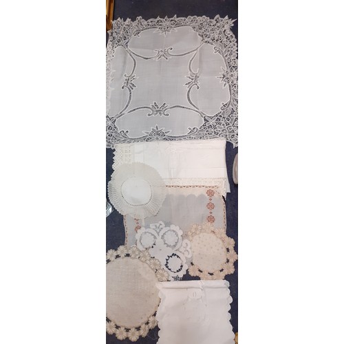 99 - A quantity of early 20th Century vintage table and bed linen to include examples with crotchet borde... 