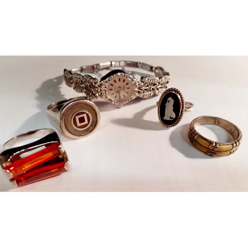 115 - Four silver rings to include 2 Contemporary examples and a Wedgwood black Jasperware ring together w... 