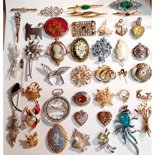 118 - Vintage costume jewellery comprising bead necklaces, brooches and clips to include Sarah Coventry, J... 