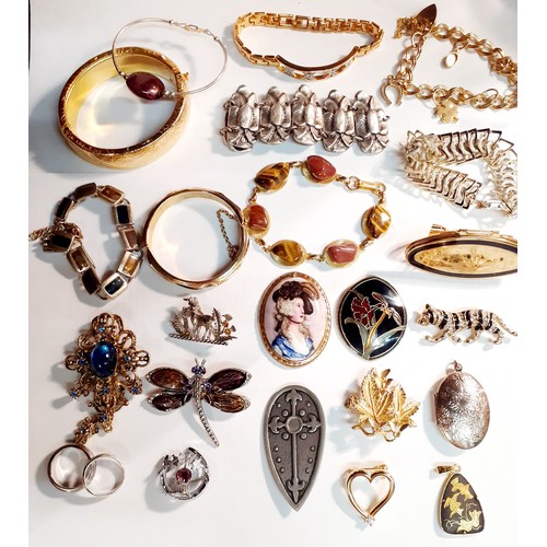 118 - Vintage costume jewellery comprising bead necklaces, brooches and clips to include Sarah Coventry, J... 