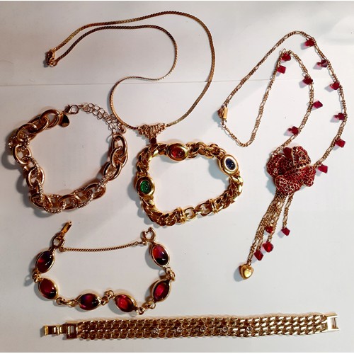 118 - Vintage costume jewellery comprising bead necklaces, brooches and clips to include Sarah Coventry, J... 