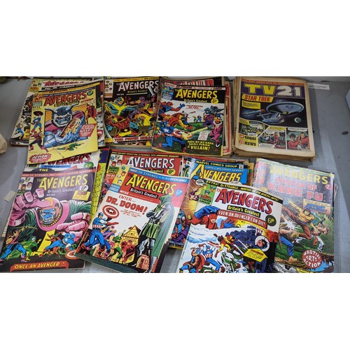 205 - A collection of late 90s Dreamwatch magazines. 
A collection of mainly Marvel Avengers 1970s comics ... 