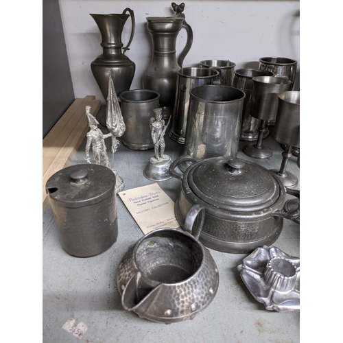 191 - A mixed lot of metalware to include pewter mugs and two Buckingham Pewter military figures, 19th cen... 