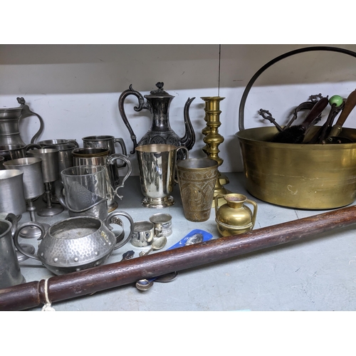 191 - A mixed lot of metalware to include pewter mugs and two Buckingham Pewter military figures, 19th cen... 