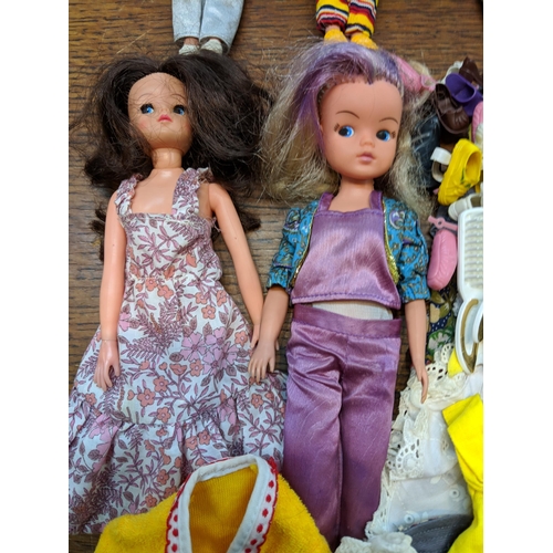 139 - Six 1980's Sindy dolls stamped 033055X to the rear of the neck wearing clothing and footwear togethe... 