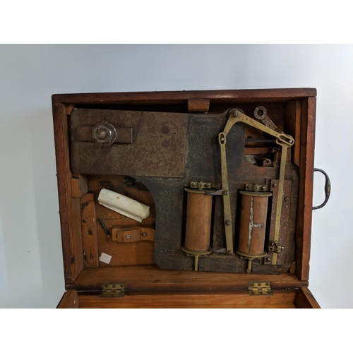 158 - An unusual scientific instrument of purpose in an oak carrying case
Location:RAB