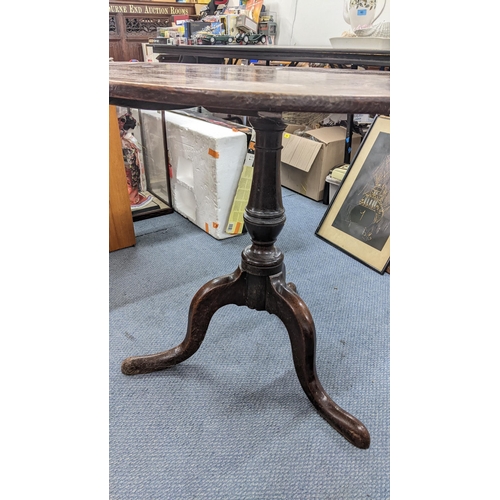 20 - A Georgian oak snap top occasional table having a turned column and three splayed legs, 71.5cm h x 8... 