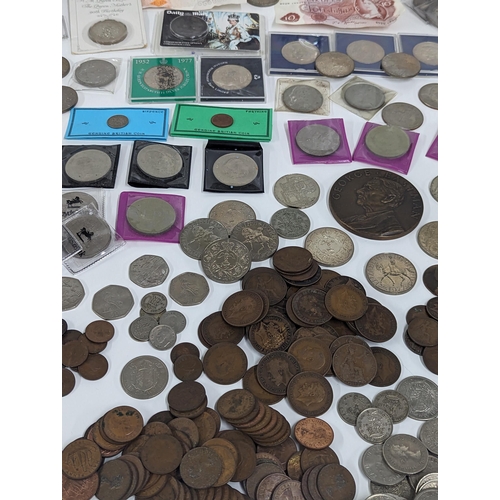 211 - British coins - A collection of Victorian and later coins to include pennies, post 1947 and Elizabet... 