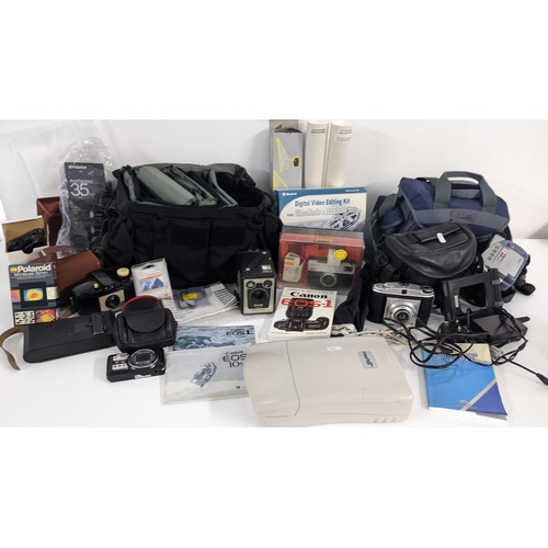 220 - Mixed photographic equipment to include a Brownie Model D, Con MV530i camcorder and other items
Loca... 