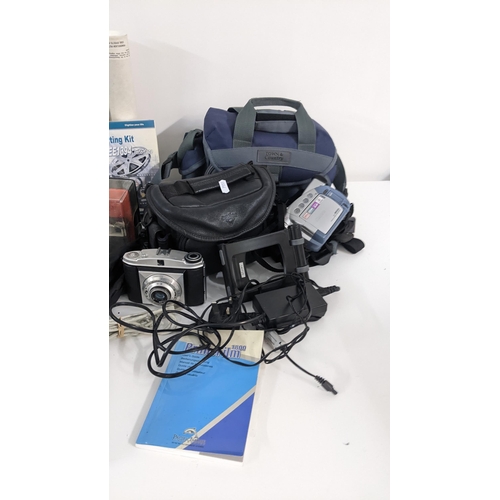 220 - Mixed photographic equipment to include a Brownie Model D, Con MV530i camcorder and other items
Loca... 