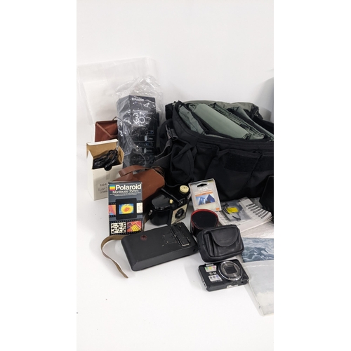 220 - Mixed photographic equipment to include a Brownie Model D, Con MV530i camcorder and other items
Loca... 