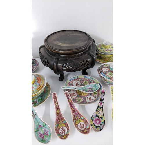 226 - Mixed Oriental items to include a Chinese millefleur tea-bowl and others together with a vase stand
... 