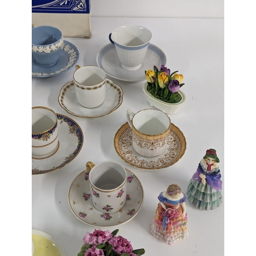 231 - Mixed china to include a collection of tea cups and saucers, Royal Copenhagen, Wedgwood, Royal Worce... 