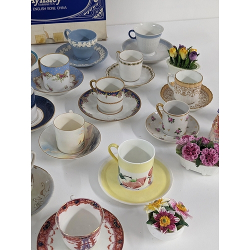 231 - Mixed china to include a collection of tea cups and saucers, Royal Copenhagen, Wedgwood, Royal Worce... 