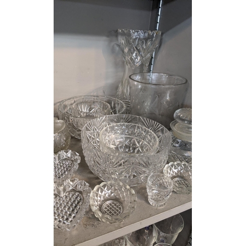 251 - A mixed lot of glassware to include late Victorian and later items to include a engraved glass celer... 