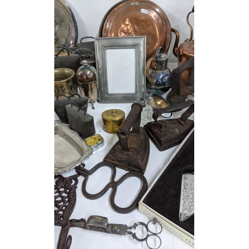 260 - A mixed lot to include mixed metal wear to include a pewter picture frame, a copper kettle, silver p... 