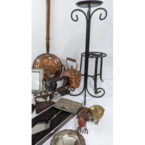 260 - A mixed lot to include mixed metal wear to include a pewter picture frame, a copper kettle, silver p... 