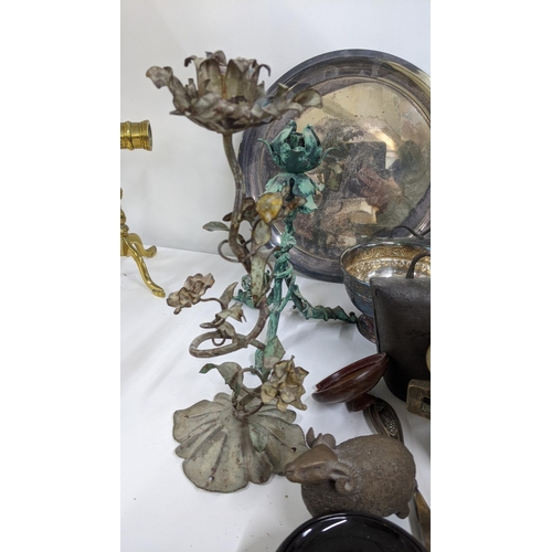 260 - A mixed lot to include mixed metal wear to include a pewter picture frame, a copper kettle, silver p... 