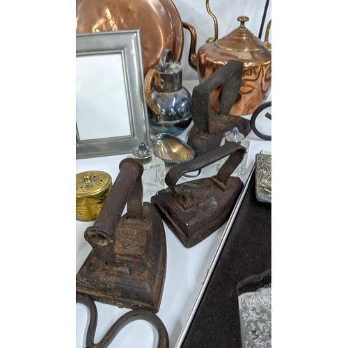 260 - A mixed lot to include mixed metal wear to include a pewter picture frame, a copper kettle, silver p... 