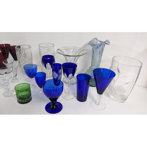 351 - Mixed glassware to include a pair of Murano bud vases, Art Deco style centre bowl, goblets and other... 