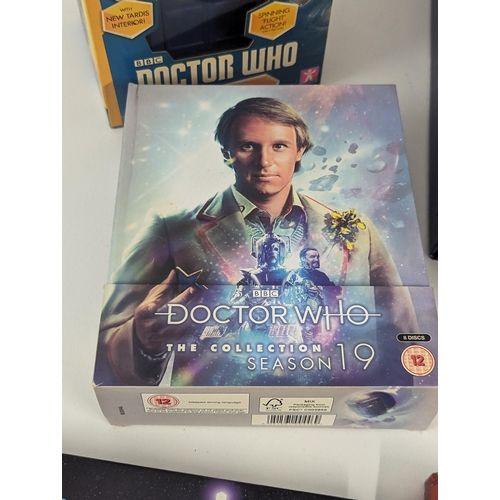 365 - Doctor Who - a mixed collection of memorabilia to include story books, Figure Collection magazines a... 