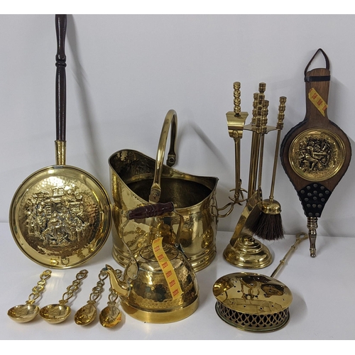 370 - Mixed brass fireside items to include a coal bucket, kettle, fireside implements and other items
Loc... 