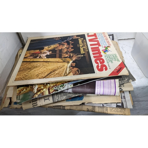 137 - Royal commemorative papers including newspaper headlines form WWI and WWII, special Coronation editi... 