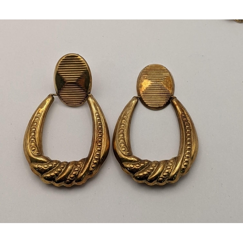 453 - A pair of yellow metal hoop earrings, A/F 5.1g, 
Location: CAB6