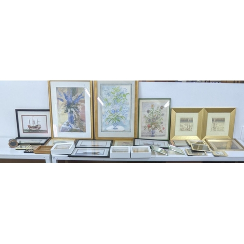 381 - A mixed lot of framed and glazed pictures to include a watercolour depicting flowers in a vase, alon... 