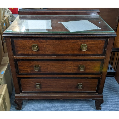 428 - An early/mid 20th century mahogany three drawer chest of drawers on carved scrolled legs, 82h x 77.5... 