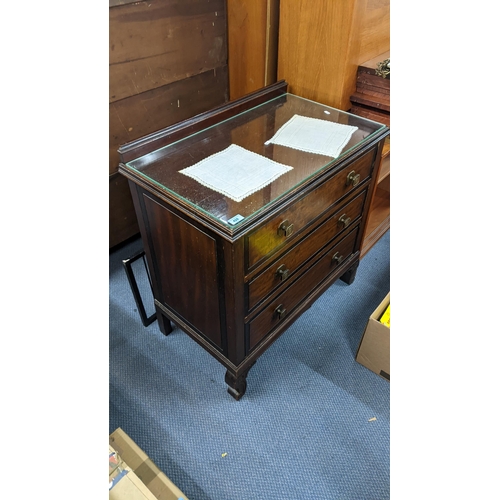 428 - An early/mid 20th century mahogany three drawer chest of drawers on carved scrolled legs, 82h x 77.5... 