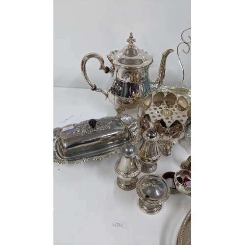 437 - A mixed lot of silver plated items to include a teapot, twin handled sugar pot, canteen of cutlery a... 