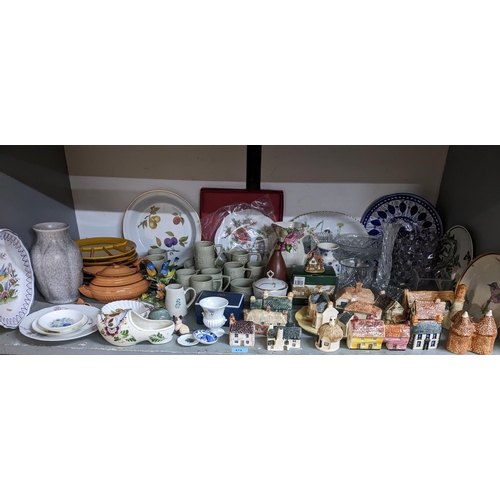 474 - A selection of ceramics and glassware to include a Pilkingtons Royal Lancastrian vase, various Herit... 