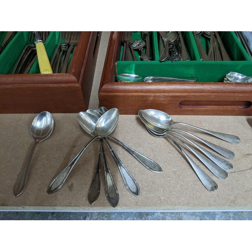 478 - Two cutlery trays containing a silver plated cutlery set, mixed silver plated table wares, and a sma... 