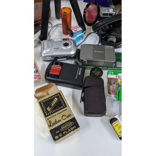 500 - THIS LOT IS WITHDRAWN
A mixed lot to include a Kodak Easy Shear CX6200, Fuji camera and other items ... 