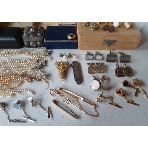 119 - Mixed costume jewellery and cufflinks to include a 9ct gold cameo ring, total weight 3.6g and matche... 