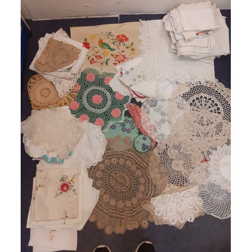 104 - A quantity of vintage linen and crotchet items, mainly mid 20th Century, to include table mats, napk... 