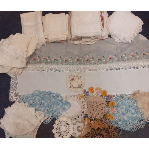 104 - A quantity of vintage linen and crotchet items, mainly mid 20th Century, to include table mats, napk... 