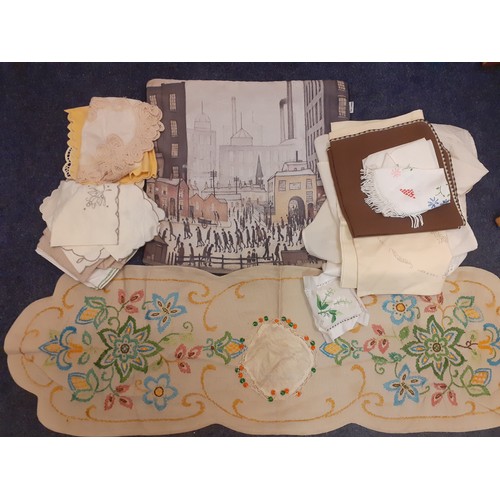 104 - A quantity of vintage linen and crotchet items, mainly mid 20th Century, to include table mats, napk... 