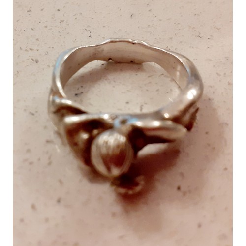 64 - A silver Modernist ring of 2 lovers intertwined and a 1993 Weston Cat brooch. Location:Cab1