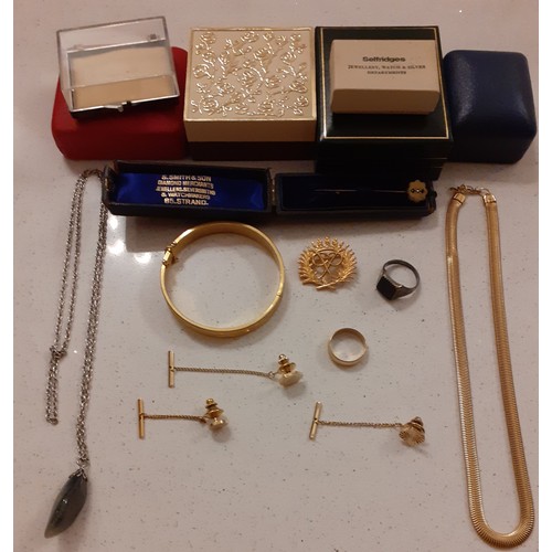 106 - A small quantity of jewellery to include an engraved gold tone bangle, a gold tone wedding band and ... 