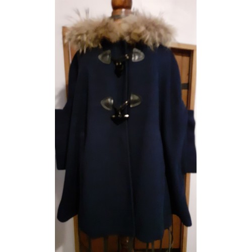 73 - A group of fur trimmed clothing and accessories comprising a Ruiyge navy cashmere mix cape with 2 du... 