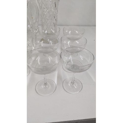 117 - A large lot of mixed glassware to include six Villeroy and Boch champaign glasses, together with two... 