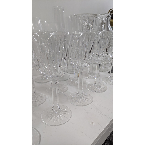 117 - A large lot of mixed glassware to include six Villeroy and Boch champaign glasses, together with two... 