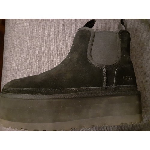 32 - Ugg- A pair of modern Neumel platform black suede unisex ankle boots, Serial No:1134526, UK size 6, ... 