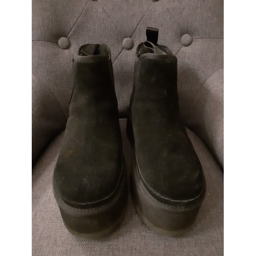 32 - Ugg- A pair of modern Neumel platform black suede unisex ankle boots, Serial No:1134526, UK size 6, ... 