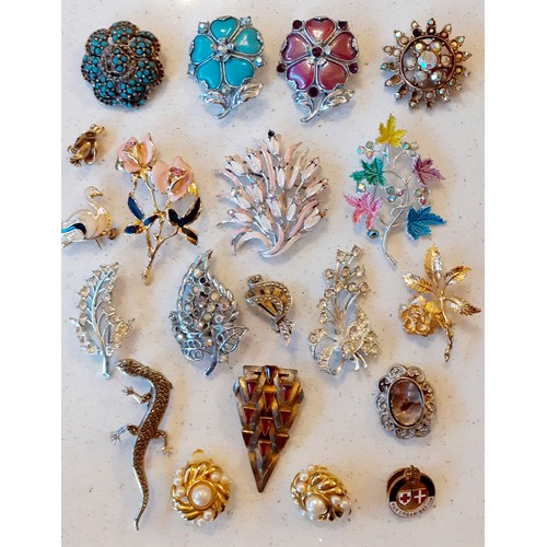 84 - A quantity of vintage costume brooches, mainly 1960's-1970's to include enamelled examples, together... 