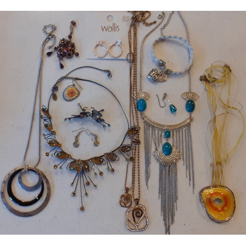 84 - A quantity of vintage costume brooches, mainly 1960's-1970's to include enamelled examples, together... 