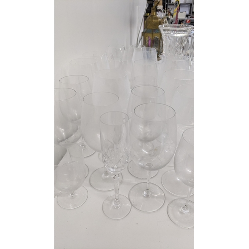 117 - A large lot of mixed glassware to include six Villeroy and Boch champaign glasses, together with two... 